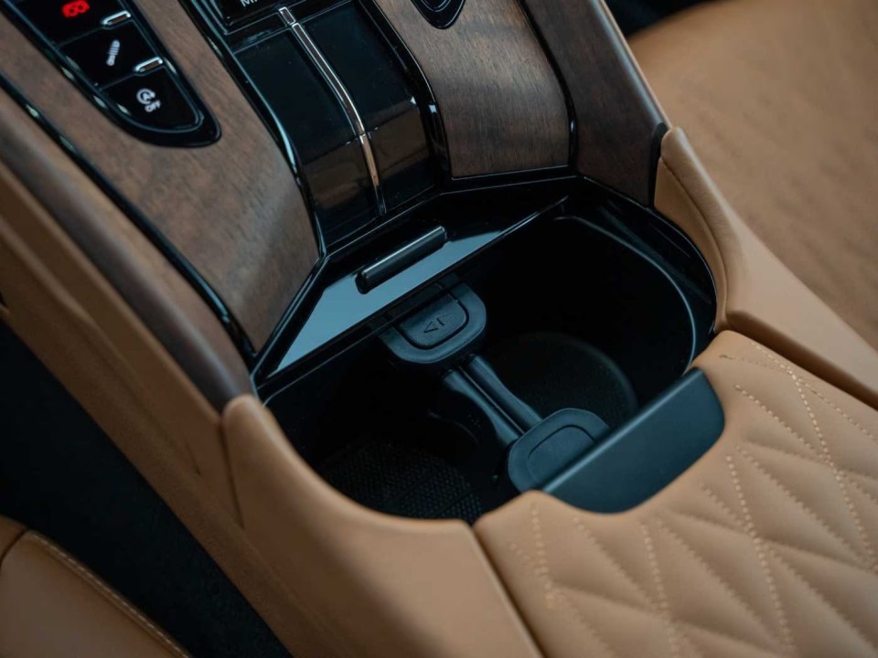 Aston Martin DB12 - foto 20