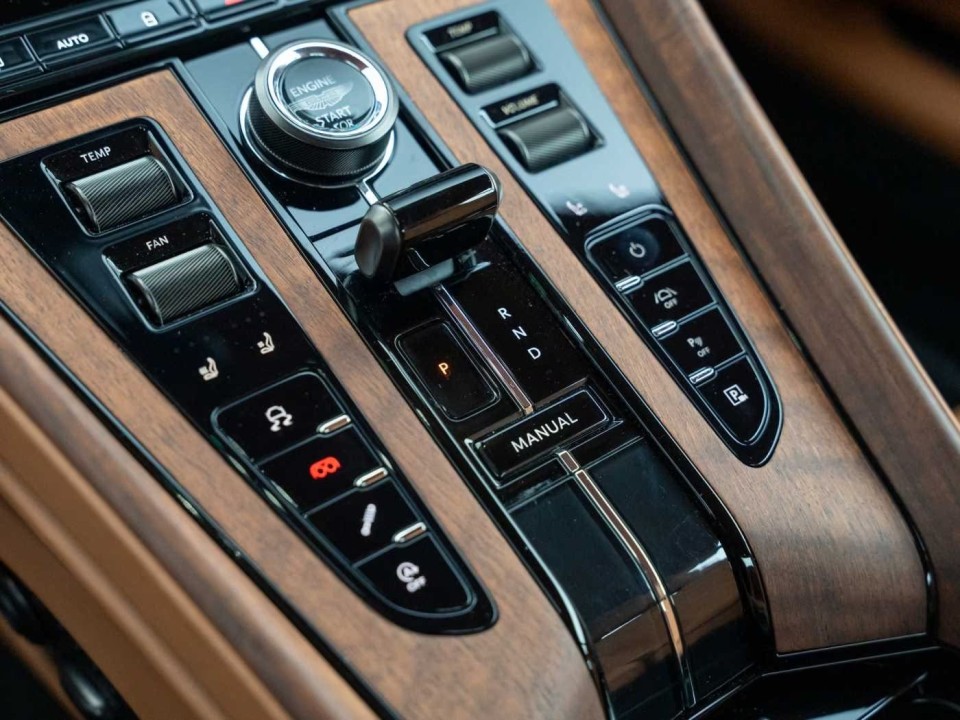 Aston Martin DB12 - foto 17