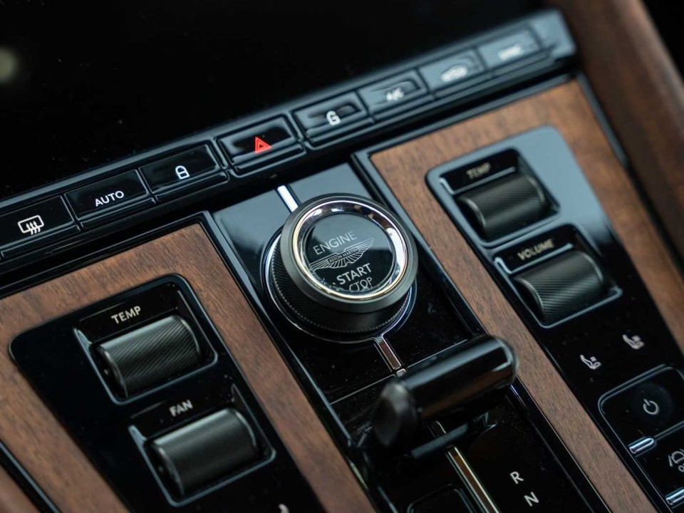 Aston Martin DB12 - foto 18