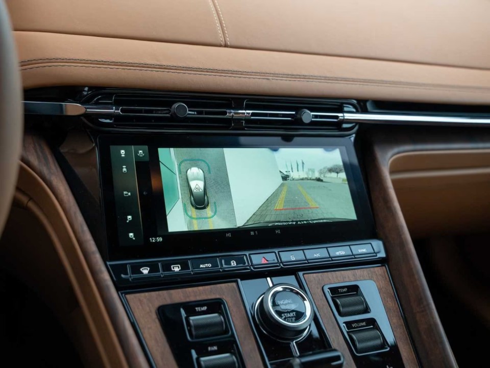 Aston Martin DB12 - foto 19