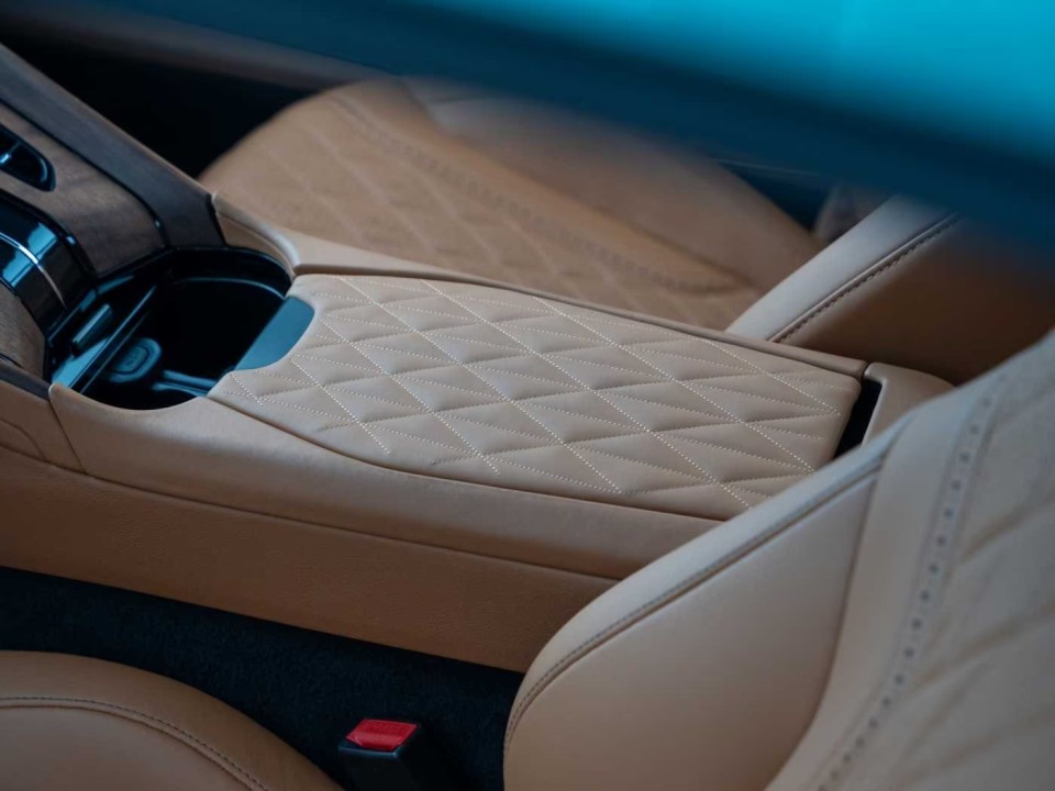 Aston Martin DB12 - foto 25