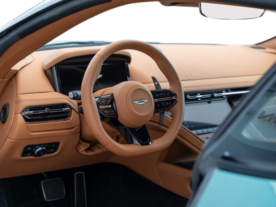 Aston Martin DB12 - foto 10