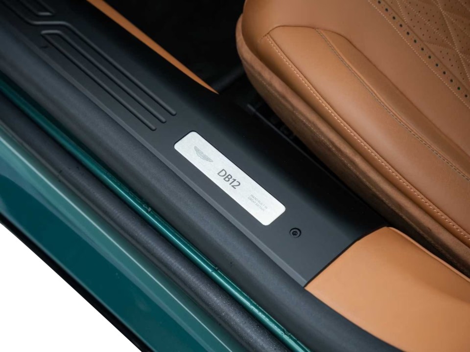 Aston Martin DB12 - foto 28