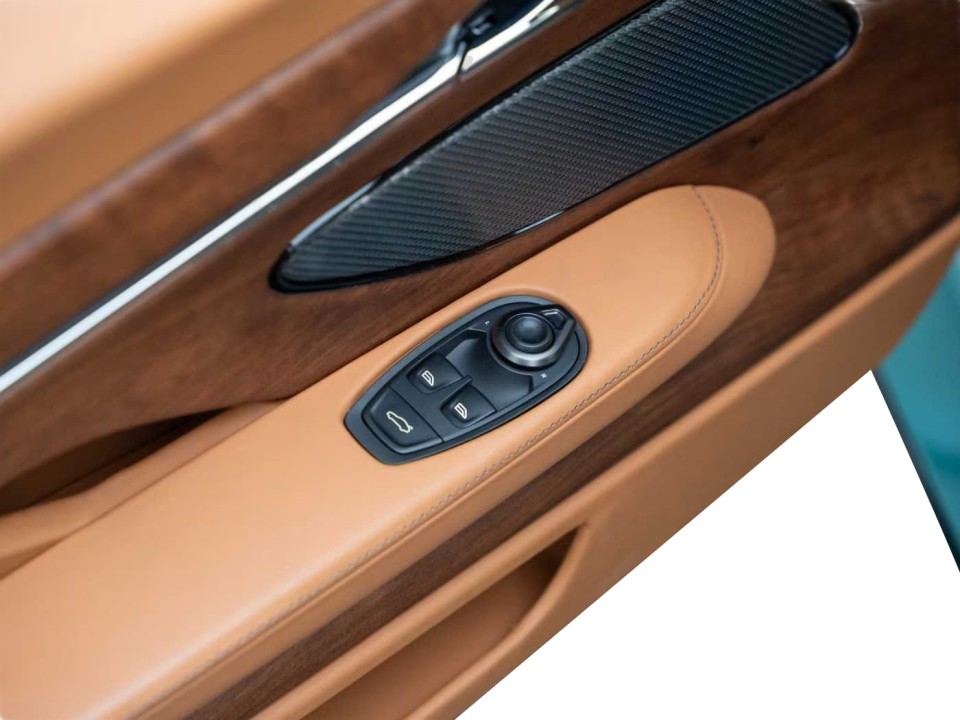 Aston Martin DB12 - foto 27