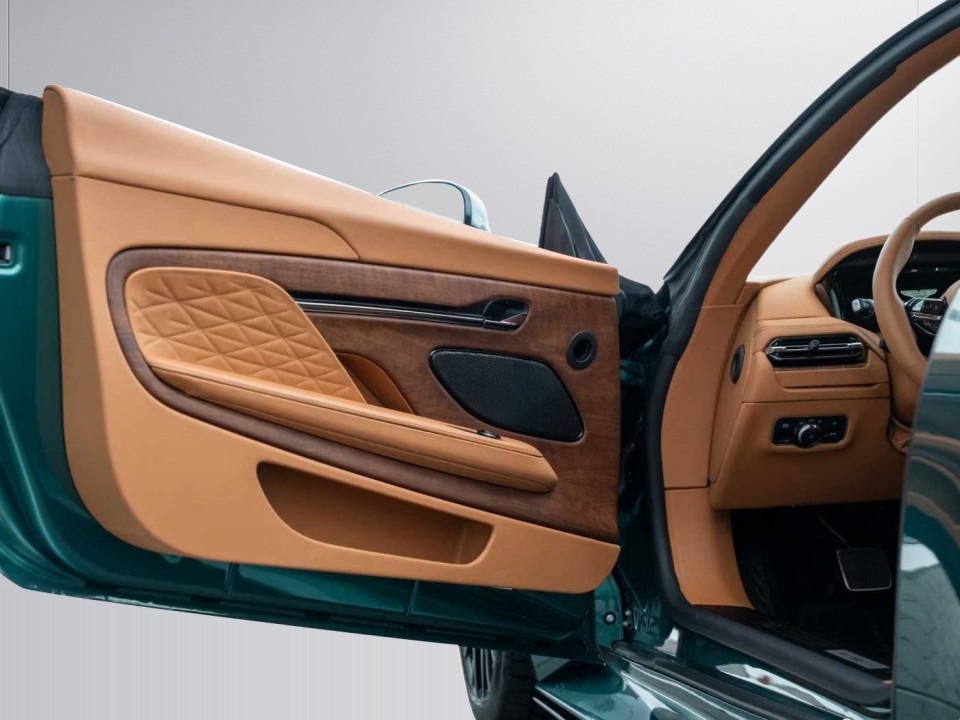 Aston Martin DB12 - foto 26