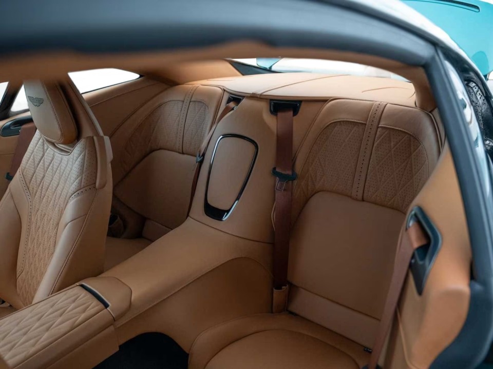 Aston Martin DB12 - foto 24