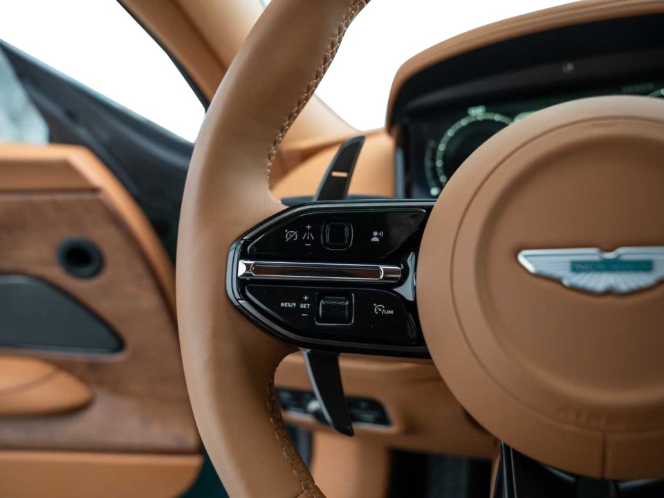 Aston Martin DB12 - foto 13