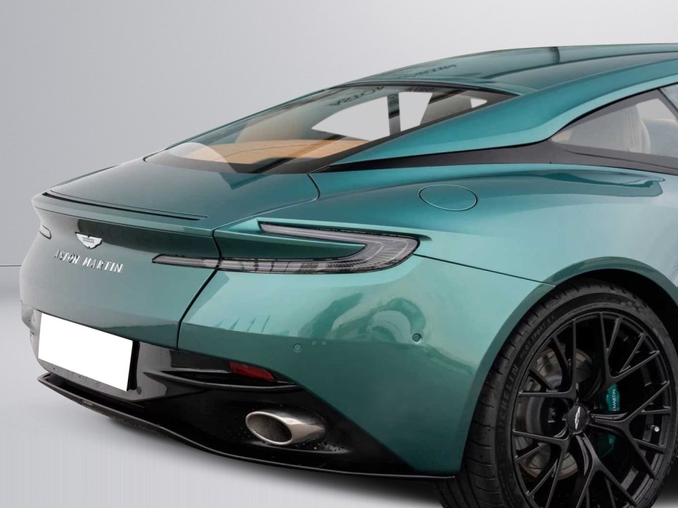 Aston Martin DB12 - foto 37