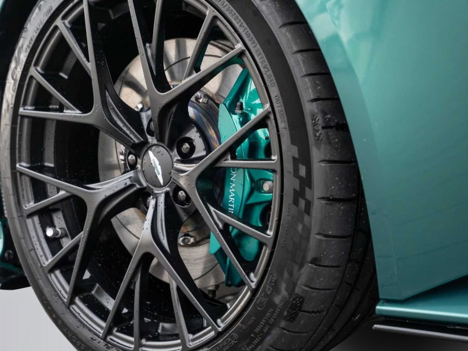 Aston Martin DB12 - foto 38