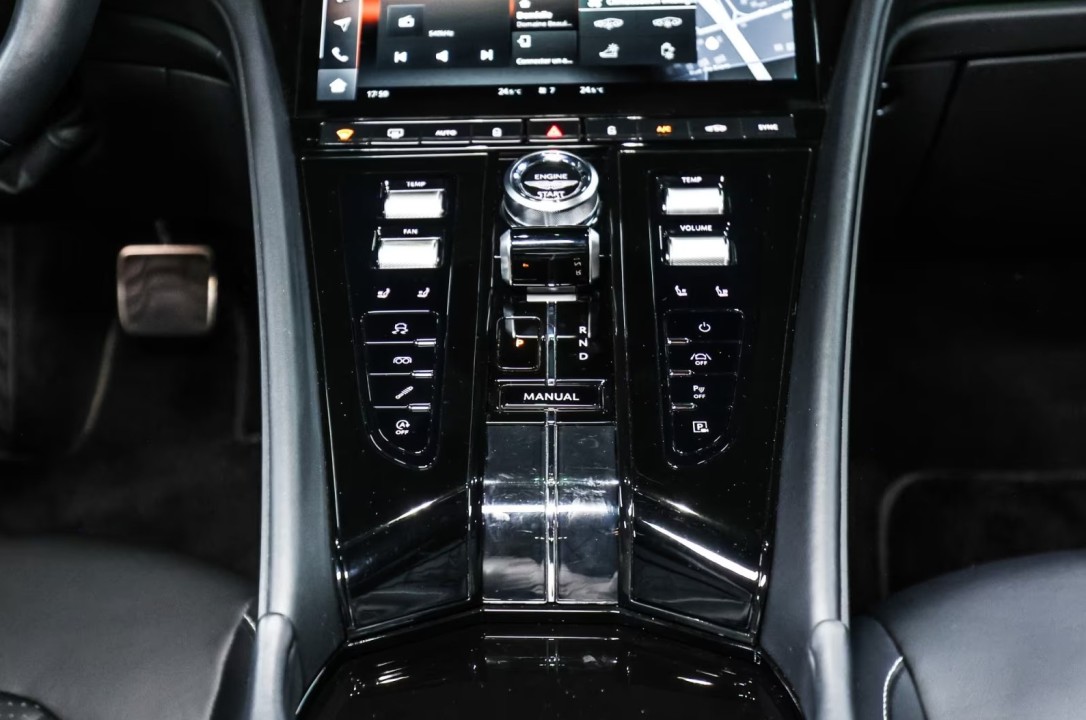 Aston Martin DB12 - foto 12