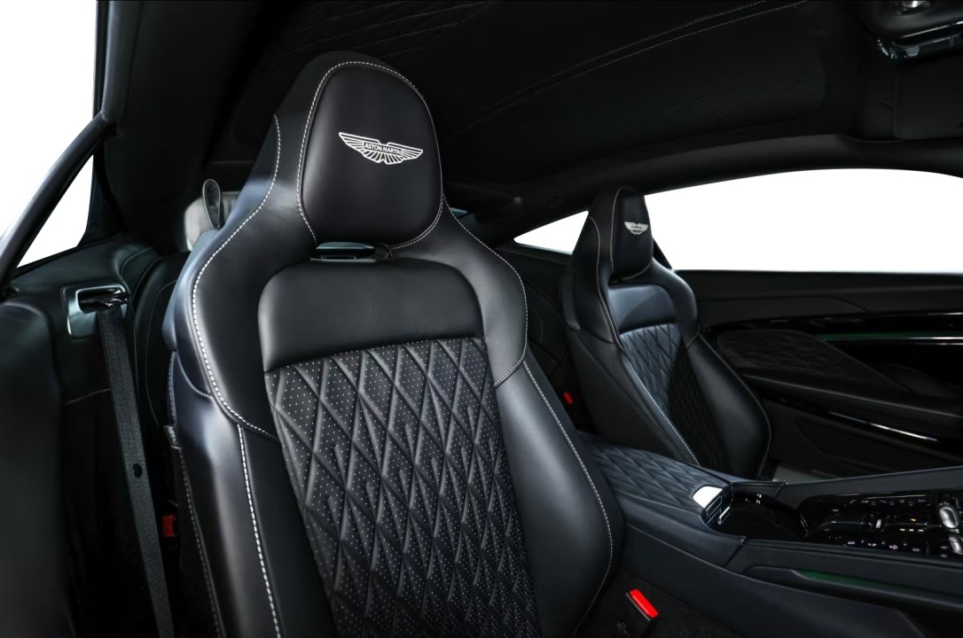 Aston Martin DB12 - foto 17