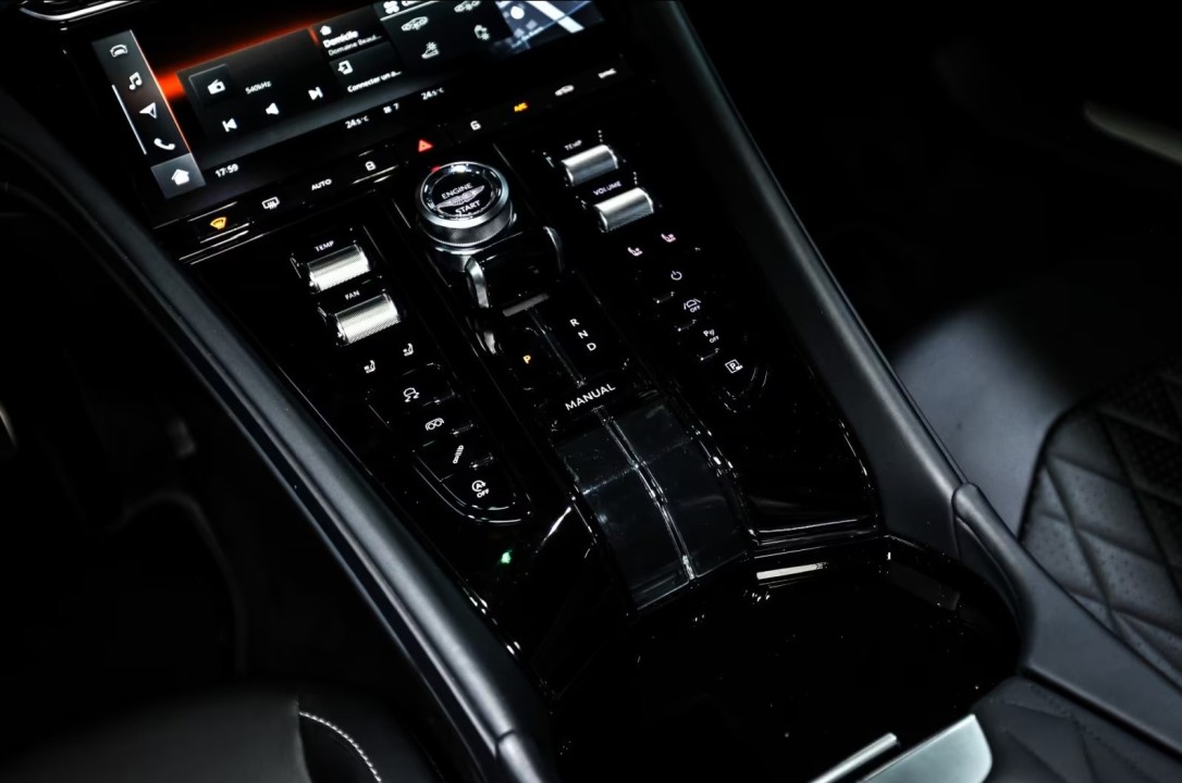 Aston Martin DB12 - foto 14