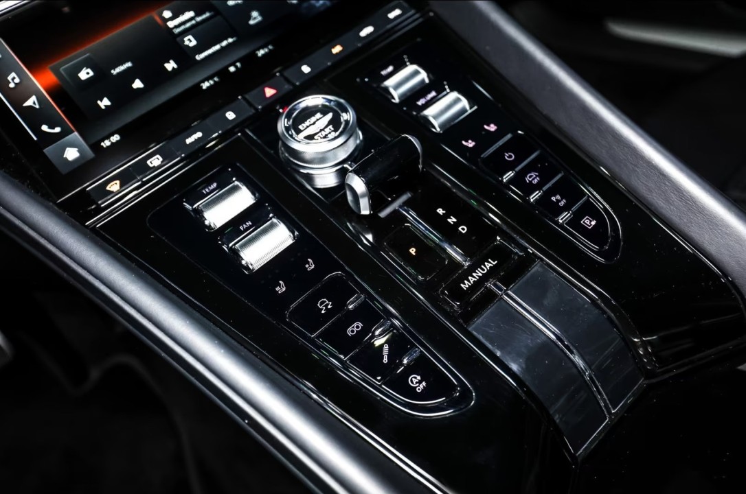 Aston Martin DB12 - foto 13