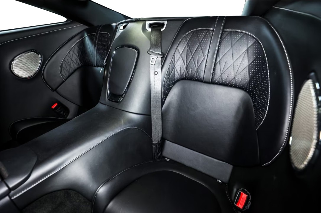 Aston Martin DB12 - foto 19