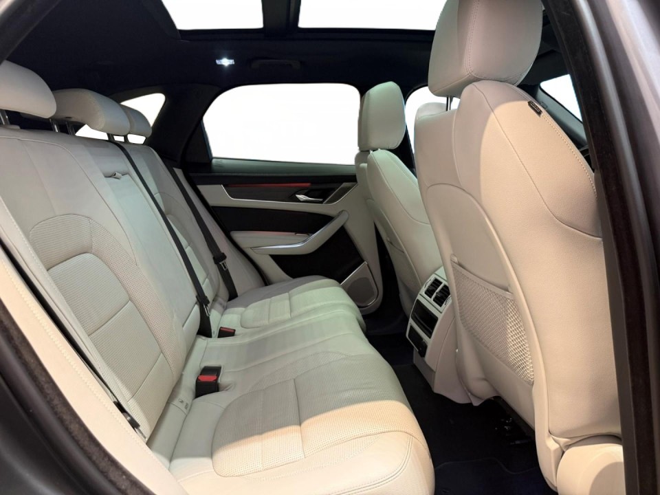 Jaguar F-Pace P400 R-Dynamic SE - foto 12