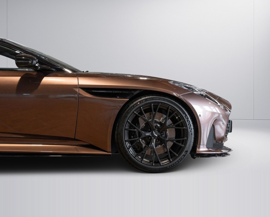 Aston Martin DB12 Coupe - foto 24