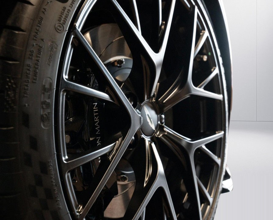 Aston Martin DB12 Coupe - foto 30