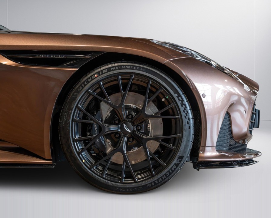 Aston Martin DB12 Coupe - foto 29