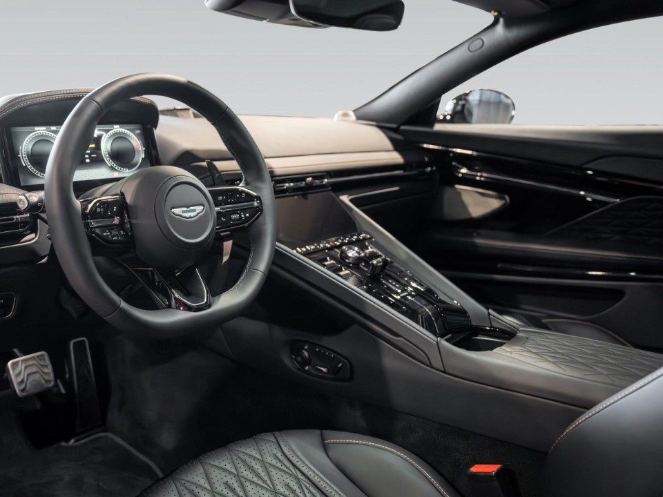 Aston Martin DB12 Coupe - foto 11