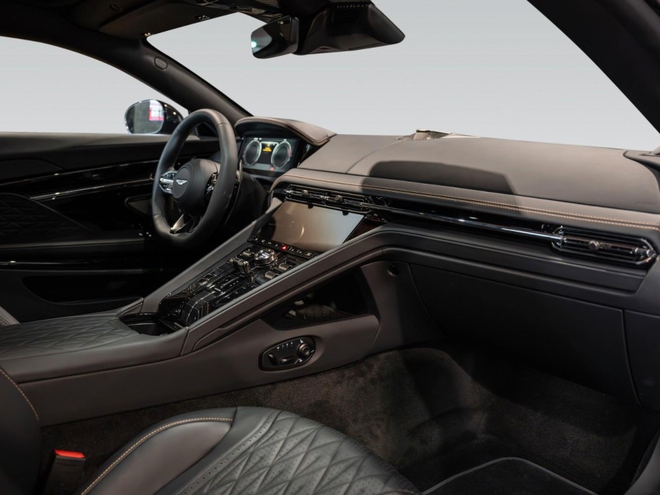 Aston Martin DB12 Coupe - foto 10