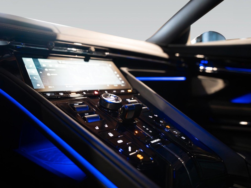 Aston Martin DB12 Coupe - foto 17