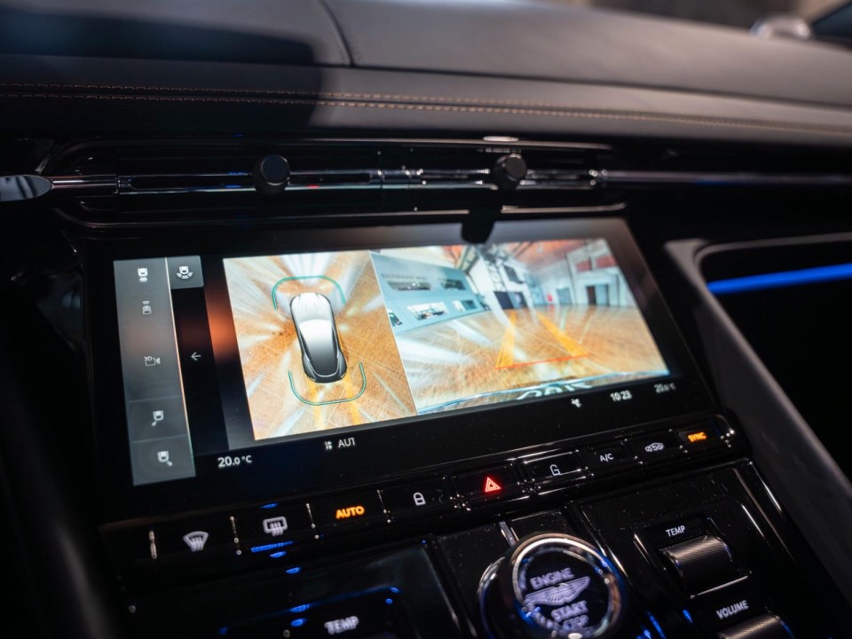 Aston Martin DB12 Coupe - foto 19