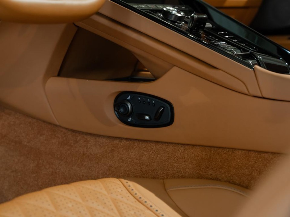 Aston Martin DB12 Volante - foto 16