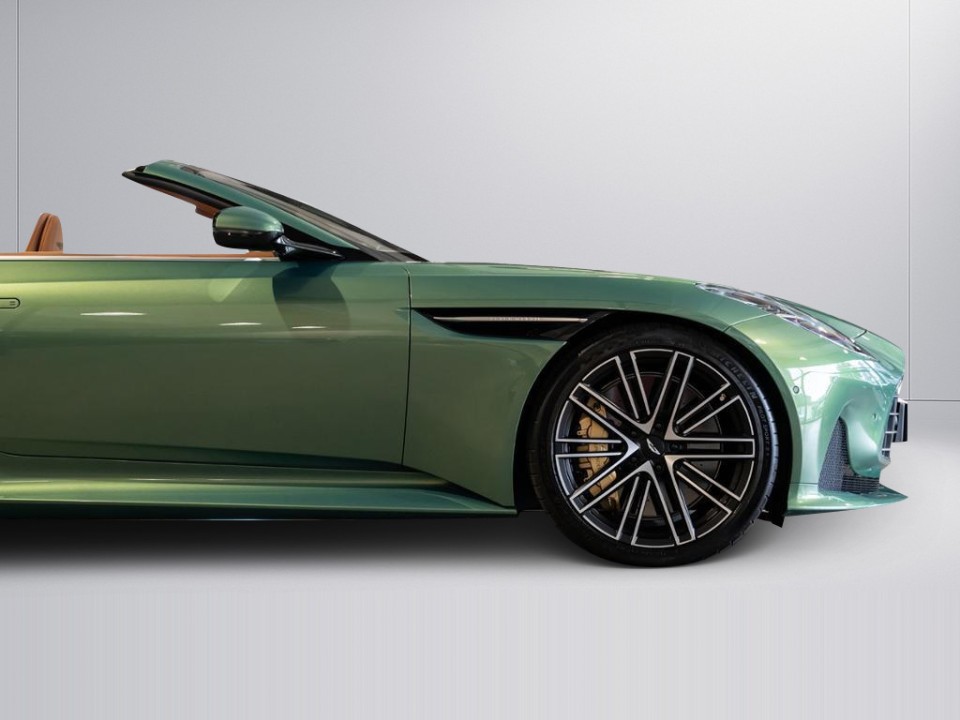 Aston Martin DB12 Volante (4)