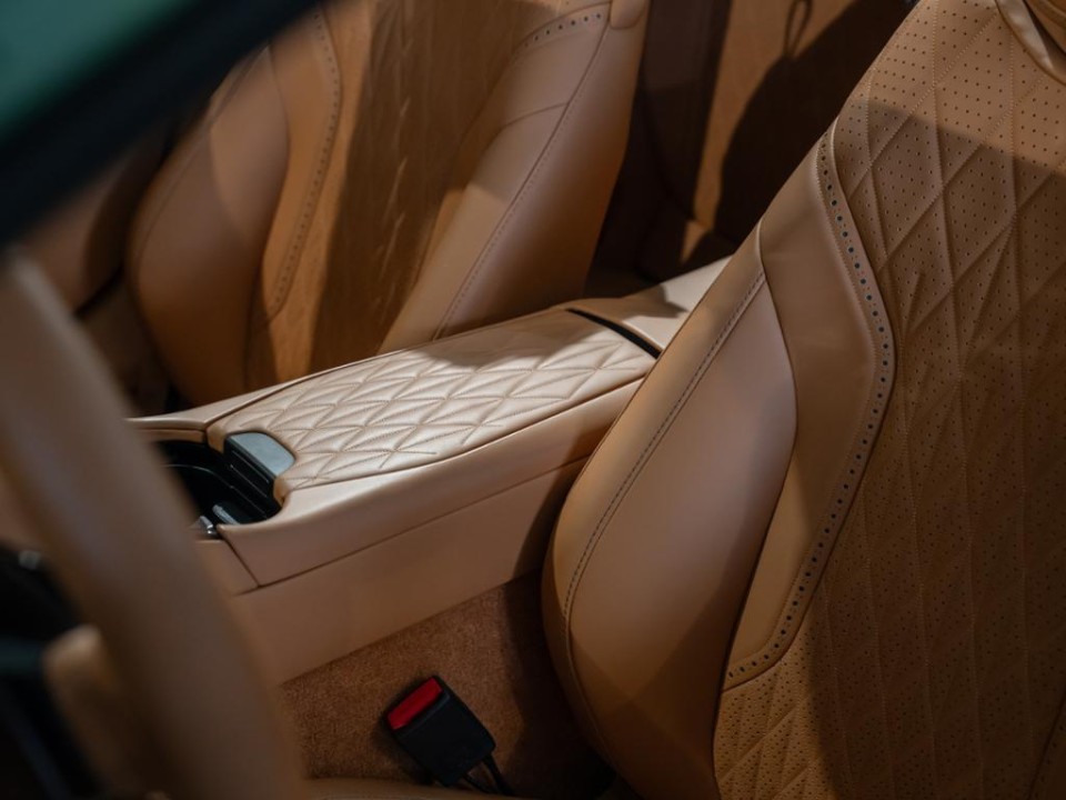 Aston Martin DB12 Volante - foto 14