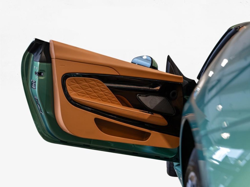 Aston Martin DB12 Volante - foto 17