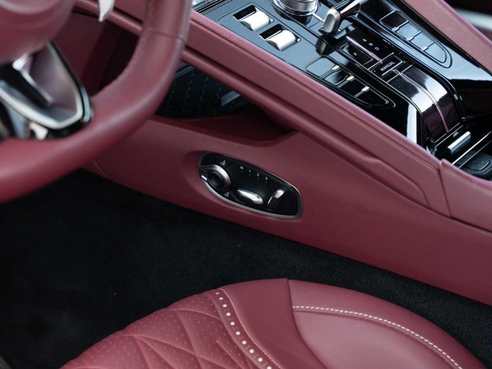 Aston Martin DB12 Coupe - foto 12