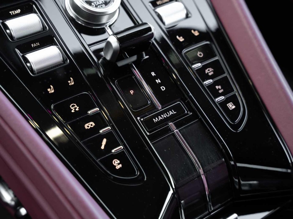 Aston Martin DB12 Coupe - foto 22