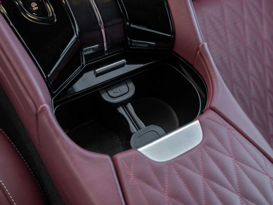 Aston Martin DB12 Coupe - foto 24