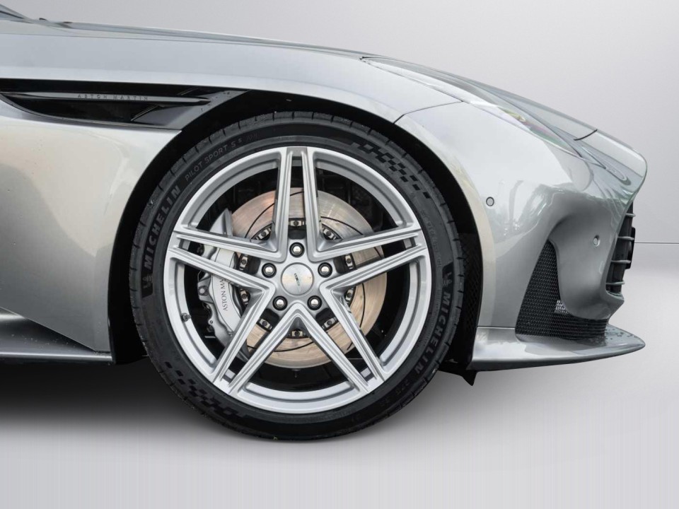 Aston Martin DB12 Coupe - foto 33