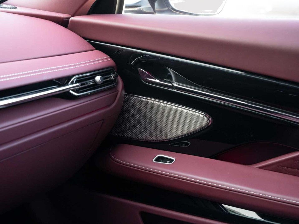 Aston Martin DB12 Coupe - foto 18