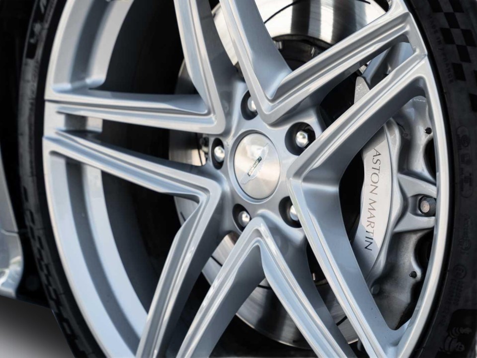 Aston Martin DB12 Coupe - foto 39