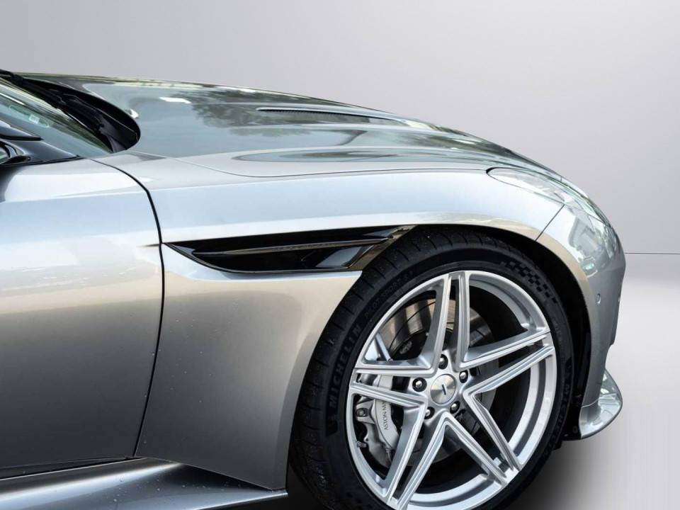 Aston Martin DB12 Coupe - foto 34