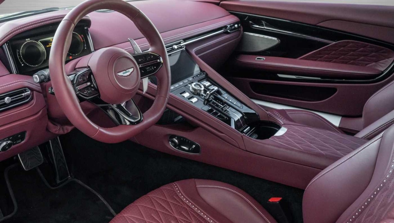 Aston Martin DB12 Coupe - foto 11