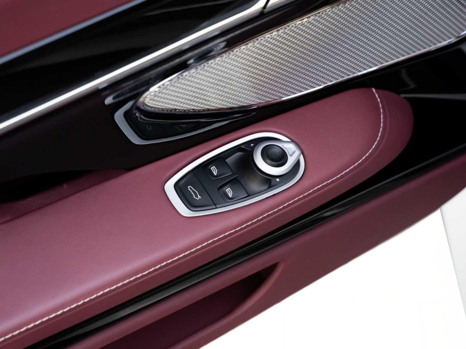 Aston Martin DB12 Coupe - foto 26