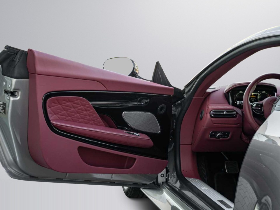 Aston Martin DB12 Coupe - foto 27