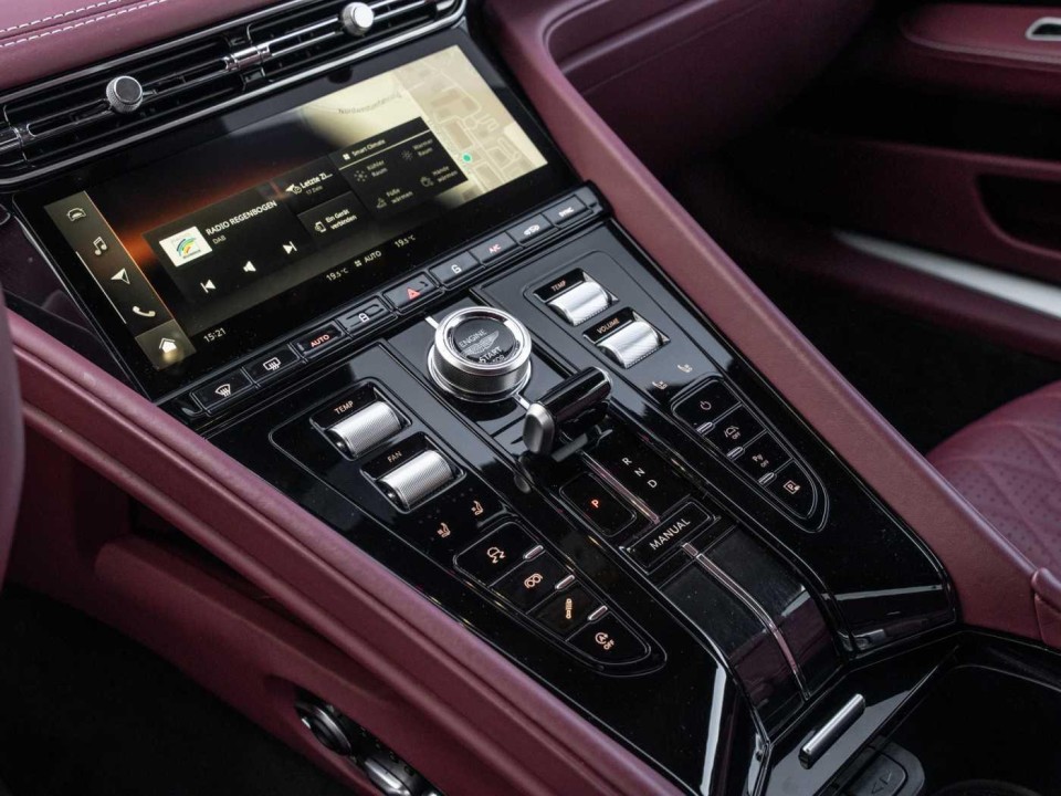 Aston Martin DB12 Coupe - foto 21