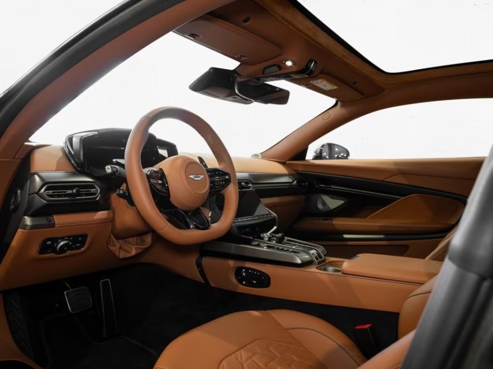 Aston Martin Vanquish (5)