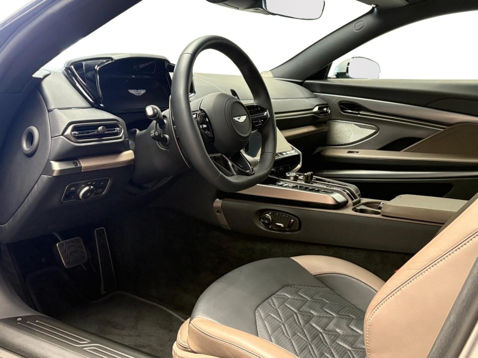 Aston Martin Vanquish (5)