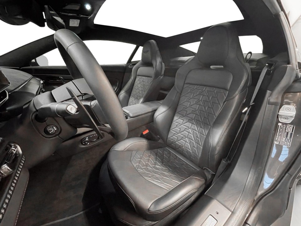 Aston Martin Vanquish (5)