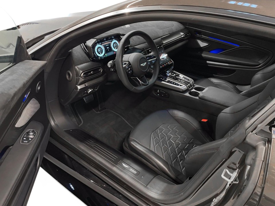 Aston Martin Vanquish (4)