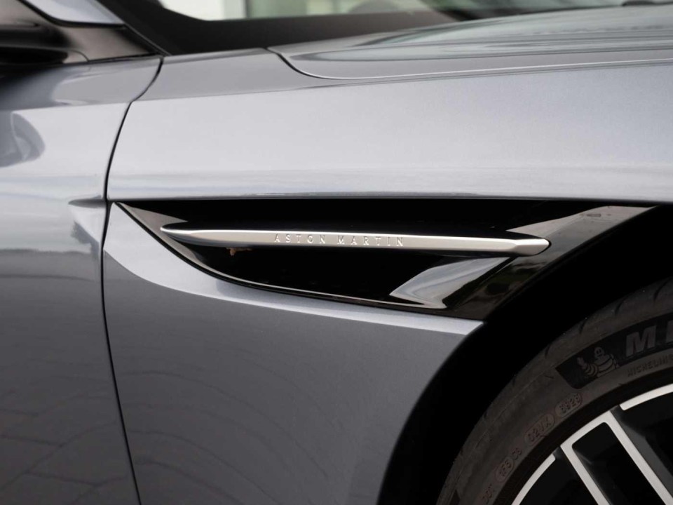 Aston Martin DB12 - foto 38