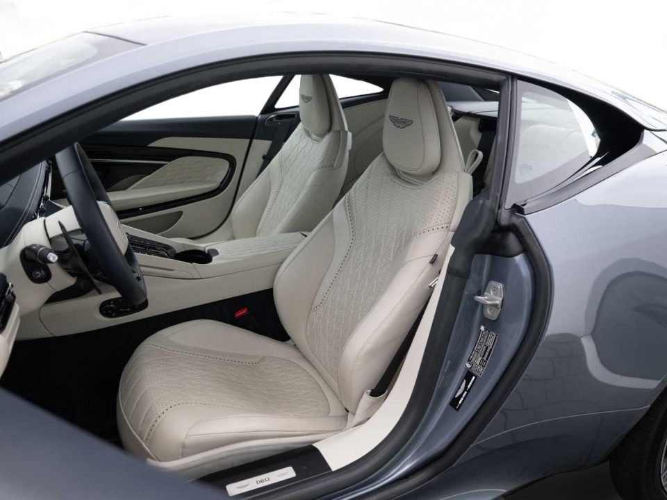 Aston Martin DB12 - foto 10