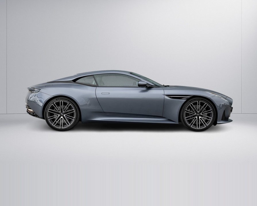 Aston Martin DB12 (3)