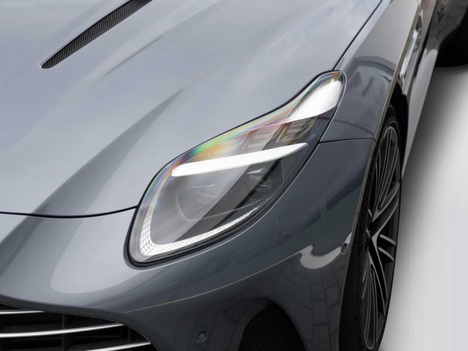 Aston Martin DB12 - foto 30