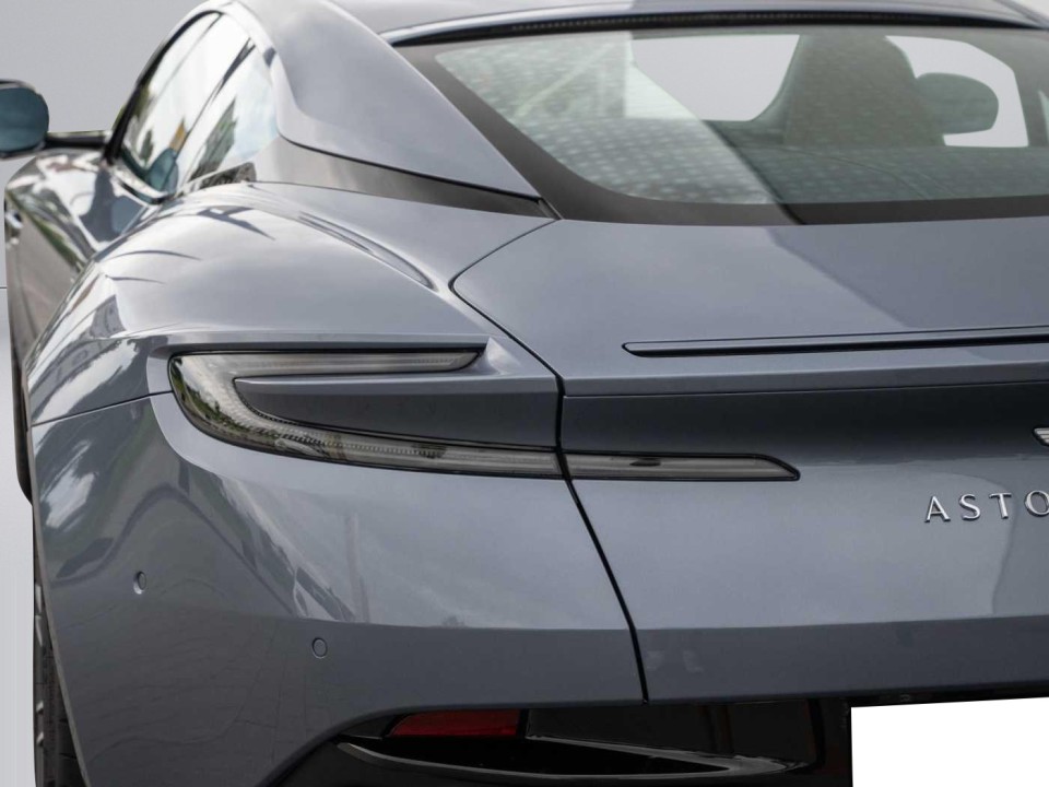 Aston Martin DB12 - foto 36